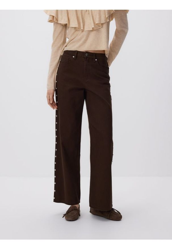 Reserved - Jeansy wide leg z aplikacją - brązowy. Kolor: brązowy. Wzór: aplikacja