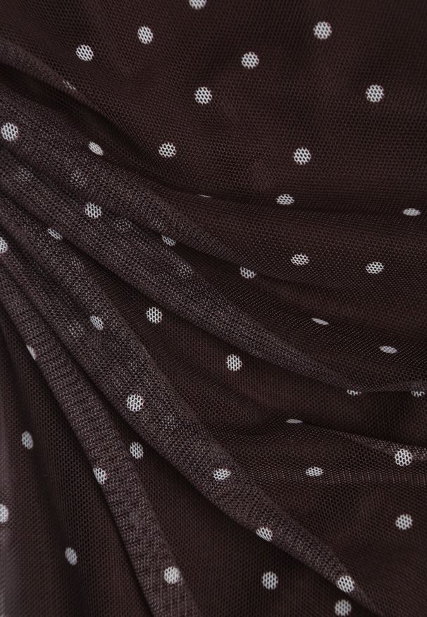 Renee - Brązowa Dopasowana Sukienka w Groszki z Dekoltem Łódką Jennirina. Typ kołnierza: dekolt w łódkę. Kolor: brązowy. Wzór: grochy. Typ sukienki: dopasowane. Styl: retro. Długość: mini