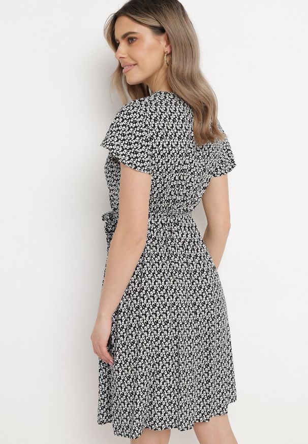 Born2be - Czarna Sukienka z Kopertowym Dekoltem Wiązanym Paskiem i Gumką w Talii z Wiskozy Canbra. Kolor: czarny. Materiał: wiskoza. Sezon: lato. Typ sukienki: kopertowe