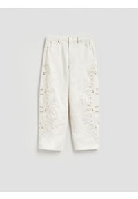Reserved - Jeansy straight z haftem - biały. Kolor: biały. Wzór: haft #1