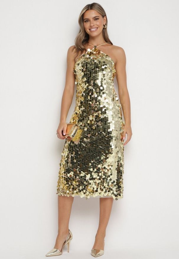 Born2be - Złota Asymetryczna Sukienka Bogato Zdobiona Cekinami z Wiązaniem na Plecach Lericie. Kolor: złoty. Wzór: aplikacja. Typ sukienki: asymetryczne