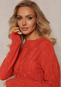 Renee - Pomarańczowy Warkoczowy Sweter z Długim Rękawem i Ściągaczami Kaviss. Kolor: pomarańczowy. Materiał: dzianina. Długość rękawa: długi rękaw. Długość: długie. Wzór: ze splotem. Styl: klasyczny