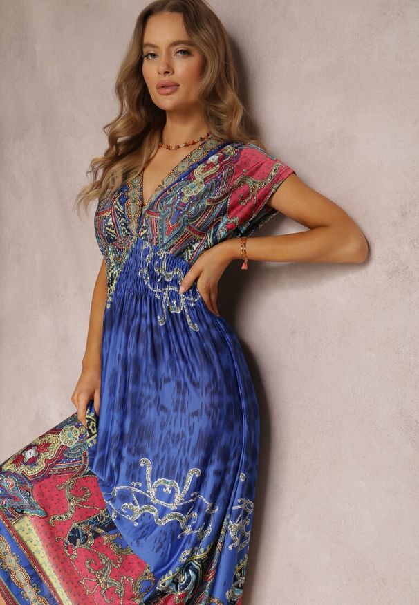 Renee - Niebieska Sukienka o Kopertowym Kroju w Ornamentalny Print Nalori. Okazja: na co dzień. Typ kołnierza: dekolt w serek. Kolor: niebieski. Wzór: nadruk. Typ sukienki: kopertowe. Materiał: materiał. Długość rękawa: krótki rękaw. Styl: boho, wakacyjny, casual. Długość: maxi