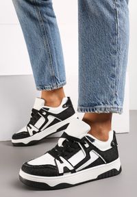 Renee - Czarno-Białe Sneakersy Ozdobione Jeansowymi Naszywkami Cliome. Kolor: czarny. Materiał: jeans. Wzór: aplikacja