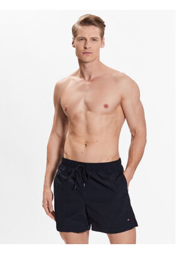 TOMMY HILFIGER - Tommy Hilfiger Szorty kąpielowe Essential UM0UM02793 Granatowy Regular Fit. Kolor: niebieski. Materiał: syntetyk