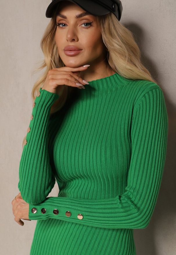 Renee - Zielona Dopasowana Sukienka z Prążkowanej Dzianiny z Wiskozą Zdobiona Guzikami Zinlivira. Okazja: na co dzień. Kolor: zielony. Materiał: dzianina, wiskoza, prążkowany. Wzór: aplikacja. Typ sukienki: proste. Styl: wizytowy, elegancki, casual