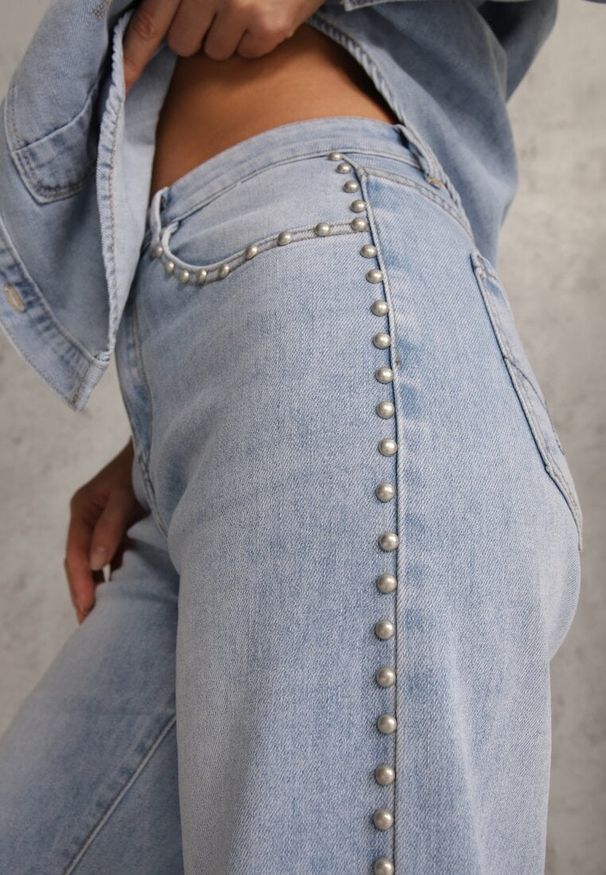 Renee - Niebieskie Szerokie Jeansy Ozdobione Nitami High Waist z Bawełną Typhele. Okazja: na co dzień. Stan: podwyższony. Kolor: niebieski. Wzór: aplikacja. Sezon: wiosna. Styl: casual, klasyczny