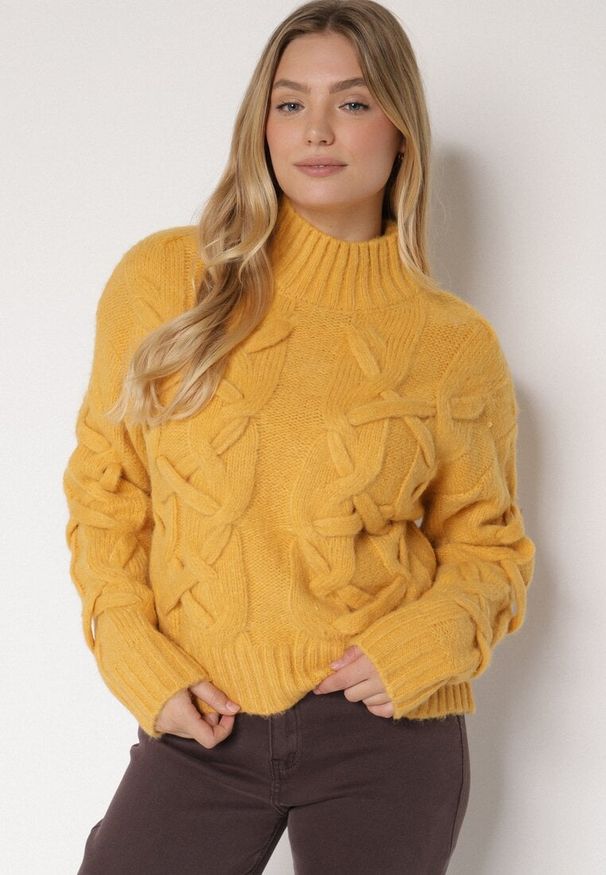 Born2be - Żółty Golf z Domieszką Wełny Zdobiony Oryginalnym Splotem Fedwira. Okazja: na co dzień, do pracy, na spotkanie biznesowe. Typ kołnierza: golf. Kolor: żółty. Materiał: wełna. Wzór: aplikacja, ze splotem. Sezon: zima, jesień. Styl: biznesowy, klasyczny, casual