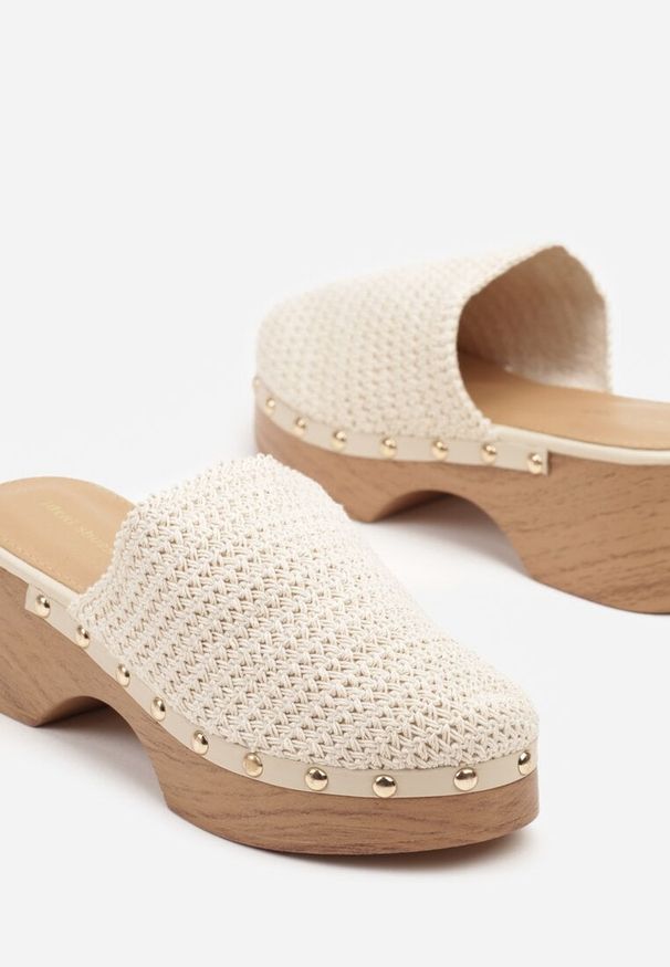 Renee - Beżowe Klapki Chodaki na Platformie Ozdobione Nitami Morienna. Okazja: na co dzień. Kolor: beżowy. Materiał: jeans, skóra. Wzór: aplikacja. Obcas: na platformie. Styl: klasyczny, rockowy, casual