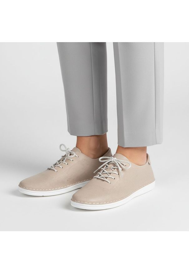 Półbuty damskie S.Barski, cholewka ze skóry naturalnej gładkiej z drobną perforacją klasyczne sznurowanie minimalistyczny fason zaokrąglony nosek, be. Okazja: na co dzień. Zapięcie: sznurówki. Kolor: beżowy. Materiał: skóra. Szerokość cholewki: normalna. Wzór: gładki. Styl: klasyczny