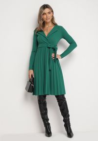 Born2be - Zielona Midi Sukienka z Plisowanym Dołem i Kopertowym Dekoltem z Materiałowym Paskiem Obebba. Kolor: zielony. Materiał: materiał. Typ sukienki: kopertowe. Styl: elegancki. Długość: midi #5