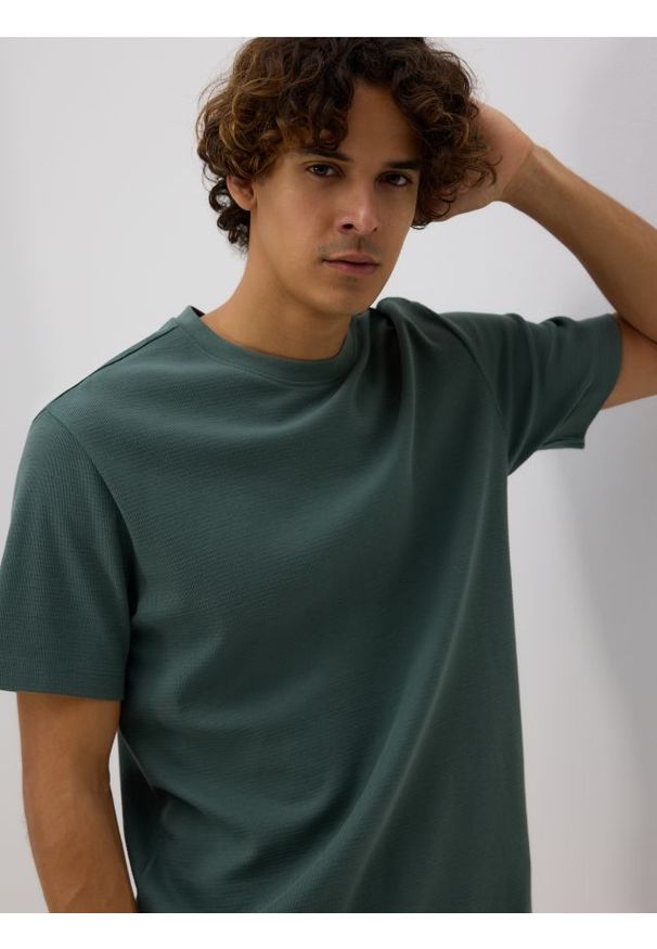 Reserved - Strukturalny t-shirt comfort fit - ciemnozielony. Kolor: zielony. Materiał: bawełna, dzianina