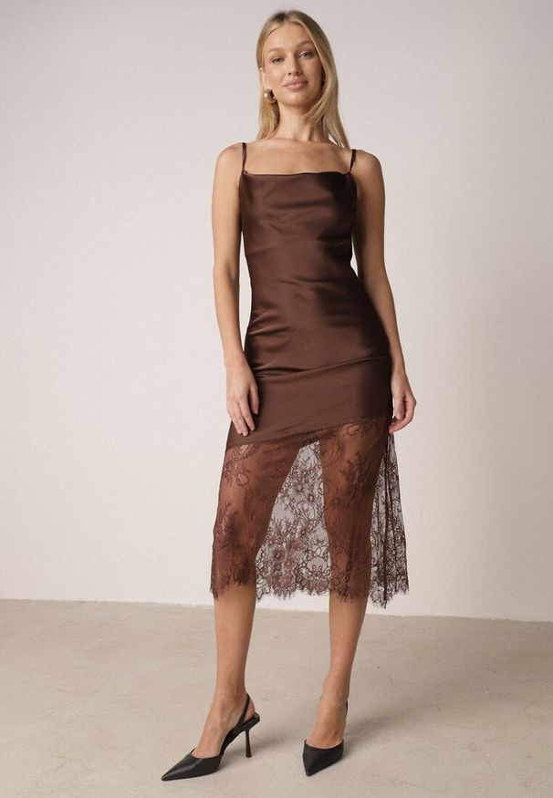 Born2be - Brązowa Koktajlowa Sukienka z Satyny Ozdobiona Koronką Palinca. Okazja: na imprezę, na co dzień. Kolor: brązowy. Materiał: satyna, koronka. Długość rękawa: na ramiączkach. Wzór: aplikacja, koronka. Styl: wizytowy
