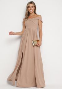 Born2be - Ciemnobeżowa Koktajlowa Rozkloszowana Sukienka z Hiszpańskim Dekoltem i Rozcięciem na Nogę Gralia. Okazja: na wesele, na ślub cywilny, na studniówkę. Kolor: beżowy. Typ sukienki: rozkloszowane. Styl: wizytowy #7