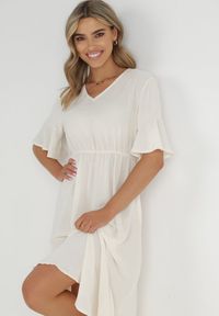 Born2be - Beżowa Sukienka Stamorus. Typ kołnierza: kołnierz z falbankami. Kolor: beżowy. Długość rękawa: krótki rękaw. Wzór: aplikacja. Styl: klasyczny. Długość: midi #4