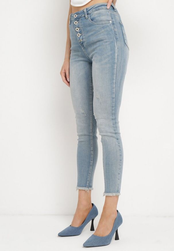 Born2be - Niebieskie Jeansy Skinny z Postrzępionymi Nogawkami Odettema. Okazja: na co dzień. Kolor: niebieski. Styl: elegancki, casual