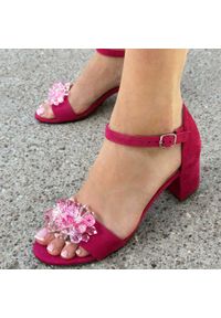 Fuksja sandały damskie z kryształami na słupku Filippo Ds4487/23. Kolor: różowy. Materiał: zamsz. Obcas: na słupku. Wysokość obcasa: średni