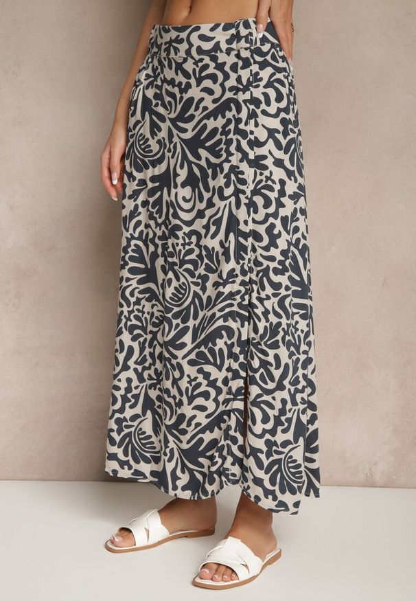 Renee - Granatowa Rozkloszowana Spódnica z Wiskozy ze Wsuwanymi Kieszeniami Koselle. Okazja: na randkę, na co dzień. Kolor: niebieski. Materiał: wiskoza. Styl: casual, elegancki