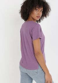 Born2be - Fioletowy T-shirt Metoreia. Okazja: na co dzień. Kolor: fioletowy. Materiał: bawełna, dzianina. Długość rękawa: krótki rękaw. Długość: krótkie. Wzór: gładki. Styl: casual, sportowy #6