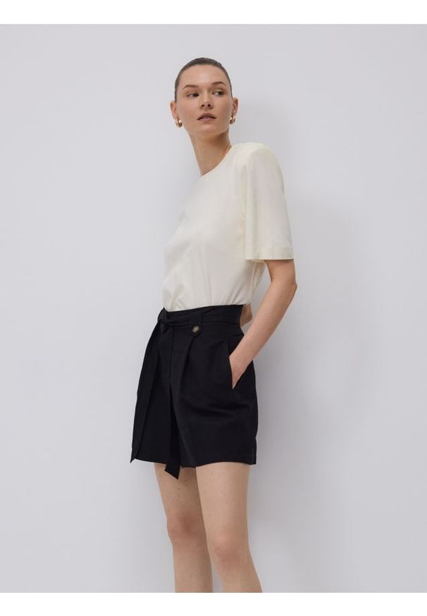 Reserved - Szorty z wiązaniem - czarny. Kolor: czarny. Materiał: tkanina, len