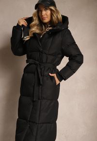 Renee - Czarna Długa Kurtka z Pikowanymi Przeszyciami Kapturem i Wiązanym Paskiem Zalirra. Okazja: na co dzień. Kolor: czarny. Materiał: dzianina, jeans. Długość: długie. Styl: casual, elegancki #5