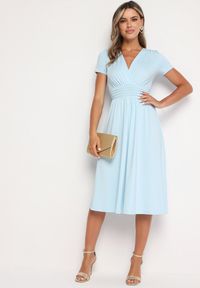 Born2be - Jasnoniebieska Taliowana Sukienka z Dekoltem na Zakładkę Quimadea. Okazja: na spotkanie biznesowe. Kolor: niebieski. Materiał: materiał. Wzór: aplikacja. Styl: elegancki, biznesowy #6