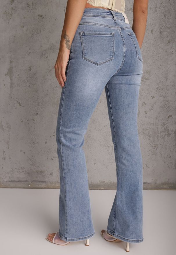 Renee - Niebieskie Casualowe Jeansy Flare Regular Waist z Bawełną Joshea. Okazja: na co dzień. Kolekcja: plus size. Kolor: niebieski. Długość: krótkie. Styl: casual