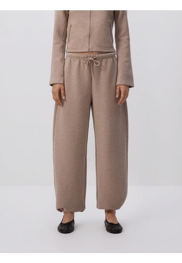 Reserved - Spodnie z dodatkiem wiskozy - brązowy. Kolor: brązowy. Materiał: wiskoza