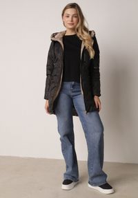 Born2be - Czarna Pikowana Kurtka Przejściowa Parka z Kapturem o Długim Kroju z Ozdobą Isaline. Okazja: na co dzień. Typ kołnierza: kaptur. Kolor: czarny. Materiał: poliester, dresówka. Długość: długie. Wzór: aplikacja. Styl: casual, klasyczny #4