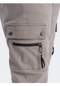 Ombre Clothing - Męskie spodnie JOGGERY z zapinanymi kieszeniami cargo - ciemnobeżowe V2 OM-PAJO-0125 - XXL. Okazja: na co dzień. Kolor: beżowy. Materiał: bawełna, elastan. Wzór: aplikacja. Styl: casual #3