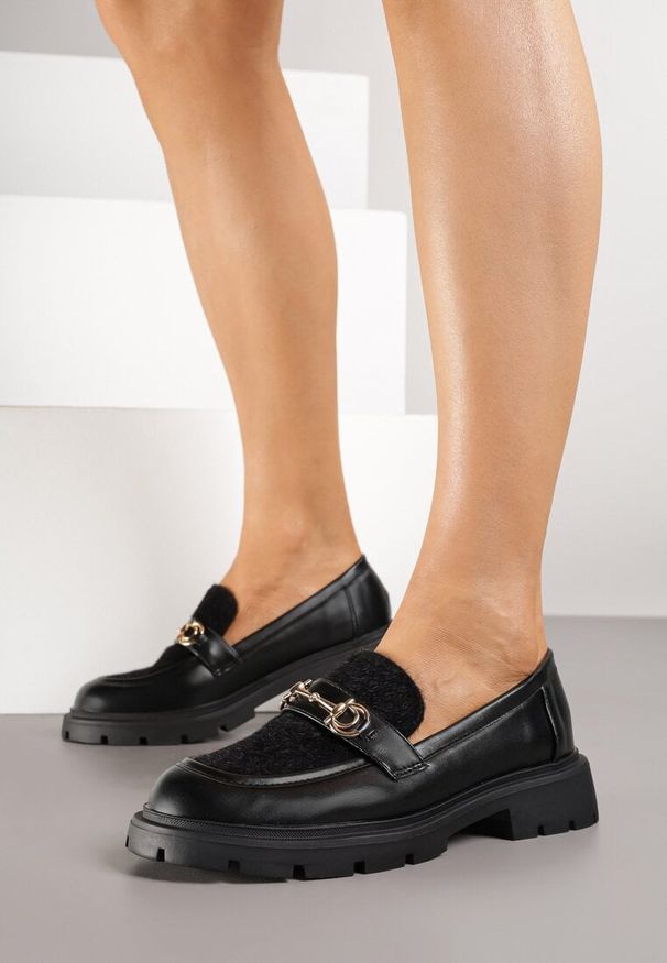 Renee - Czarne Mokasyny z Metaliczną Aplikacją Riluvia. Okazja: na co dzień. Kolor: czarny. Materiał: jeans. Wzór: aplikacja. Styl: casual