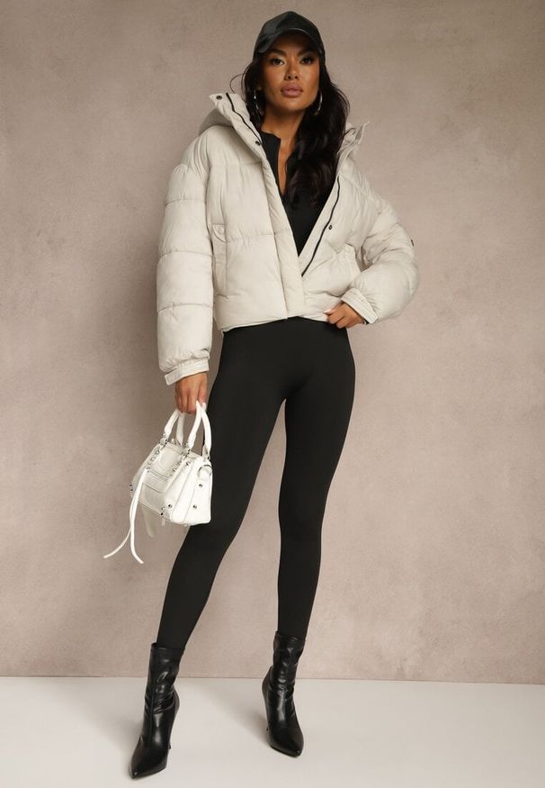 Renee - Biała Kurtka Puffer z Pikowaniem Kapturem i Kieszonką przy Rękawie Galeida. Okazja: na spacer, na co dzień. Kolor: biały. Materiał: jeans. Długość: krótkie. Styl: casual