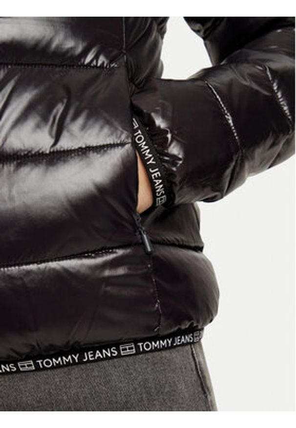 Tommy Jeans Kurtka zimowa Essential DW0DW19312 Czarny Regular Fit. Kolor: czarny. Materiał: syntetyk. Sezon: zima