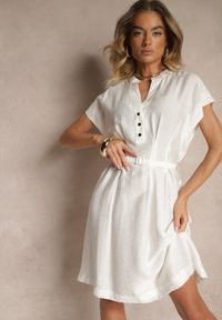 Renee - Biała Rozkloszowana Sukienka z Wiskozy z Paskiem Zapinana na Napy Seporine. Okazja: na co dzień. Typ kołnierza: dekolt w serek. Kolor: biały. Materiał: wiskoza. Styl: klasyczny, elegancki, casual