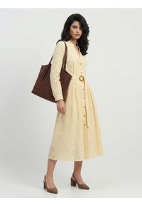 Sinsay - Ażurowa sukienka szmizjerka midi z paskiem - kremowy. Kolor: kremowy. Wzór: ażurowy. Typ sukienki: szmizjerki. Długość: midi #1