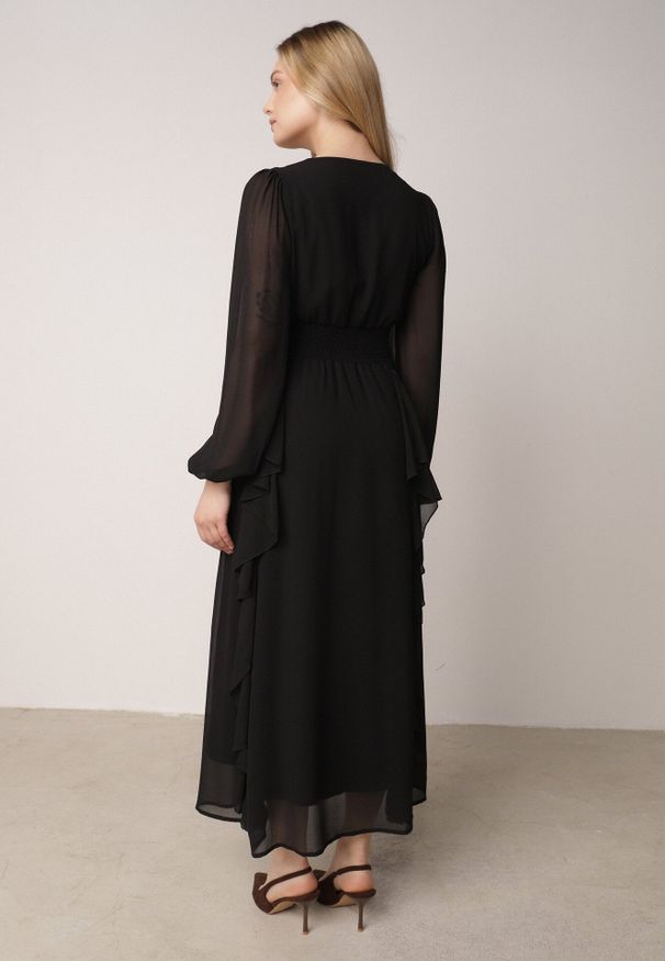 Born2be - Czarna Romantyczna Sukienka Koktajlowa z Falbanami i Marszczeniem w Pasie Aranilla. Typ kołnierza: kołnierz z falbankami. Kolor: czarny. Materiał: materiał, tkanina. Wzór: aplikacja, gładki. Typ sukienki: rozkloszowane. Styl: wizytowy