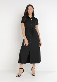 Born2be - Czarna Sukienka o Koszulowym Fasonie Wiązana w Talii Ophieithe. Okazja: na co dzień. Kolor: czarny. Materiał: materiał, dzianina. Długość rękawa: krótki rękaw. Typ sukienki: koszulowe. Styl: casual. Długość: midi #1