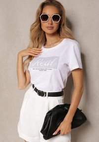 Renee - Biały Koszulka T-shirt z Bawełny z Krótkim Rękawem Ozdobiony Nadrukiem i Cyrkoniami Liarala. Okazja: na co dzień. Kolor: biały. Materiał: bawełna. Długość rękawa: krótki rękaw. Długość: krótkie. Wzór: nadruk, aplikacja. Styl: casual, klasyczny #1