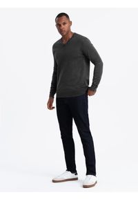 Ombre Clothing - Washowany sweter męski z dekoltem w serek - czarny V1 - Rozmiar: L. Typ kołnierza: dekolt w serek. Kolor: czarny. Materiał: bawełna #2