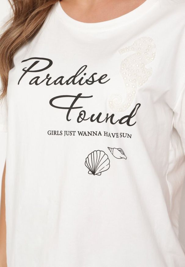 Born2be - Biały Klasyczny Bawełniany T-shirt z Krótkim Rękawem z Nadrukiem Ozdobiony Perełkami Tiavenna. Okazja: na co dzień. Kolor: biały. Materiał: bawełna. Długość rękawa: krótki rękaw. Długość: krótkie. Wzór: nadruk, aplikacja. Styl: klasyczny