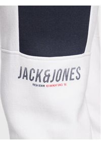 Jack & Jones - Jack&Jones Spodnie dresowe Will 12219927 Biały Regular Fit. Kolor: biały. Materiał: dresówka, bawełna