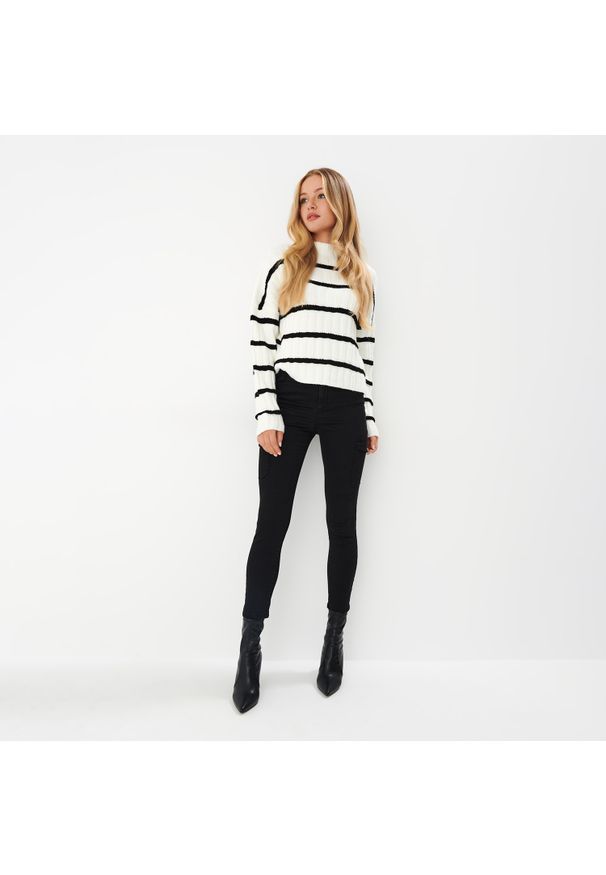 Mohito - Spodnie skinny cargo - Czarny. Kolor: czarny