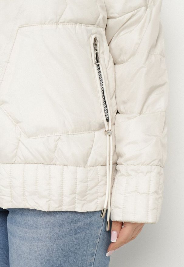 Born2be - Biała Kurtka Dwustronna z Kapturem i Ozdobnym Pikowaniem Helritis. Okazja: na co dzień. Typ kołnierza: kaptur. Kolekcja: plus size. Kolor: biały. Materiał: jeans. Długość rękawa: długi rękaw. Długość: długie. Styl: elegancki, casual