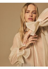 Reserved - Bluzka z efektem marszczenia - kremowy. Kolor: kremowy #1