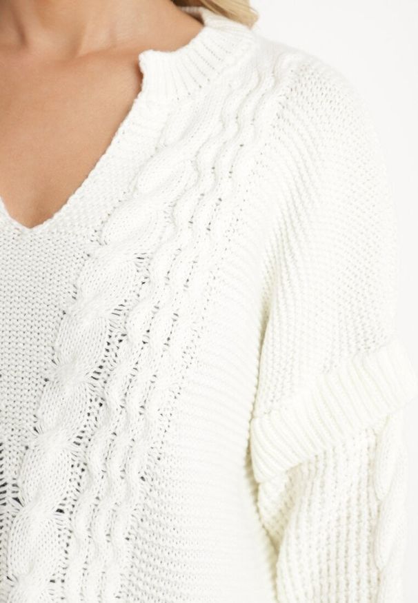Born2be - Biały Sweter Ozdobiony Splotem i Głębokim Dekoltem Rinithra. Okazja: na co dzień. Typ kołnierza: dekolt w kształcie V. Kolor: biały. Materiał: jeans. Wzór: ze splotem, aplikacja. Styl: wizytowy, klasyczny, elegancki, casual