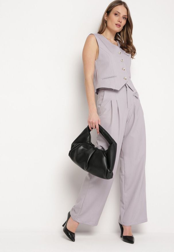 Born2be - Szare Eleganckie Spodnie w Garniturowym Stylu z Zakładkami Illthai. Kolor: szary. Styl: elegancki