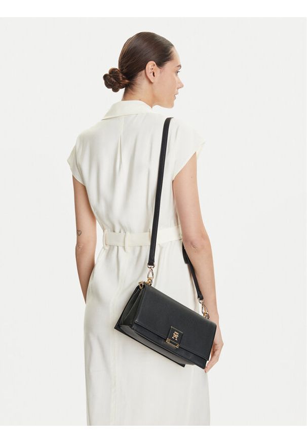 TOMMY HILFIGER - Tommy Hilfiger Torebka Th Her Med Crossover AW0AW17216 Czarny. Kolor: czarny. Materiał: skórzane