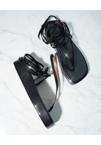 AMINA MUADDI - Czarne sandały Jamie. Zapięcie: pasek. Kolor: czarny. Materiał: guma #11