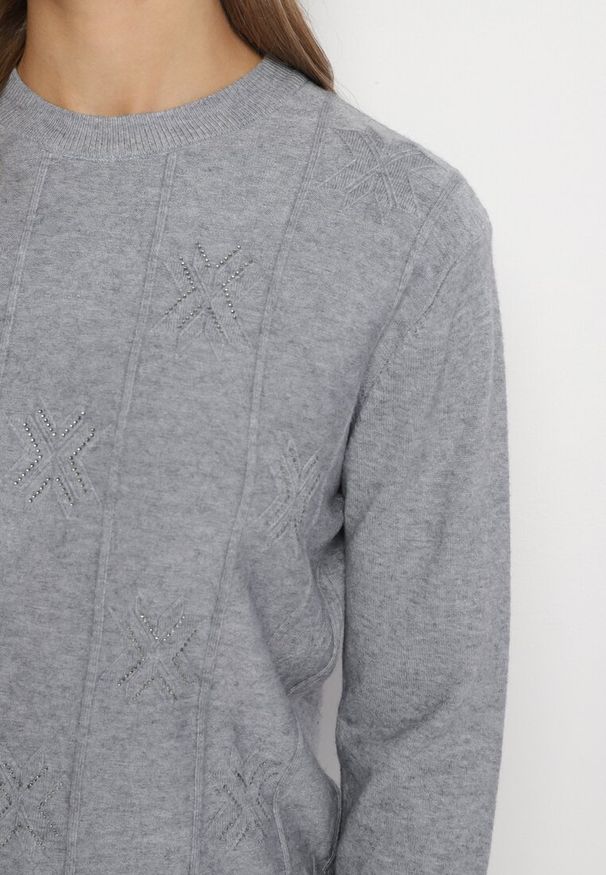 Born2be - Jasnoszary Sweter z Bawełną Ozdobiony Cyrkoniami Irinaelle. Okazja: na co dzień. Kolor: szary. Materiał: bawełna. Wzór: aplikacja. Styl: klasyczny, casual, elegancki