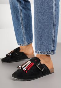 Born2be - Czarne Klapki Mule w Stylu Boho z Ozdobnymi Frędzlami Varre. Okazja: na spacer. Kolor: czarny. Materiał: jeans. Sezon: wiosna, lato. Obcas: na płaskiej podeszwie. Styl: boho